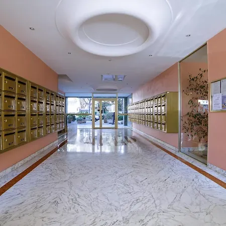 Private In The Center Of Les Pins Parallel To The Seafront Juan-les-Pins